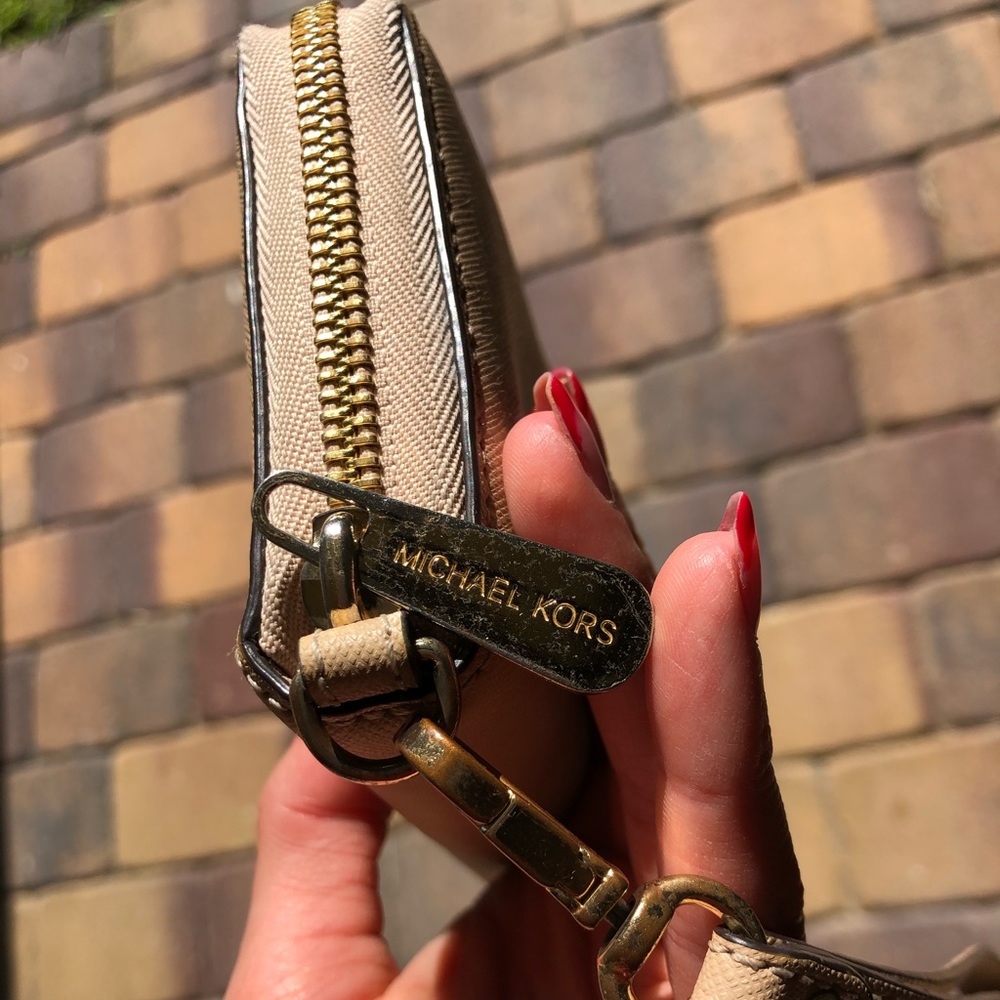 Michael Kors Leather Continental Wristlet👝 - Picture 6 of 7